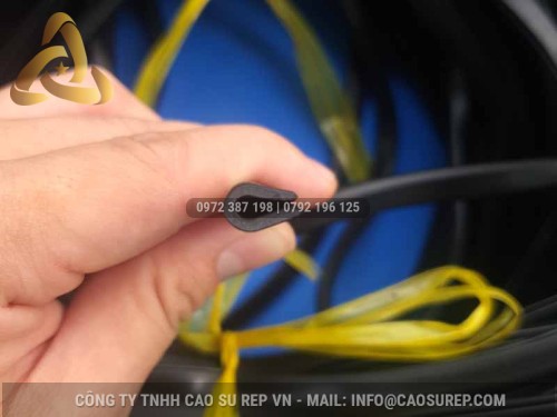 Vai Trò Của Ron Cao Su Trong Hệ Thống Cửa Cuốn