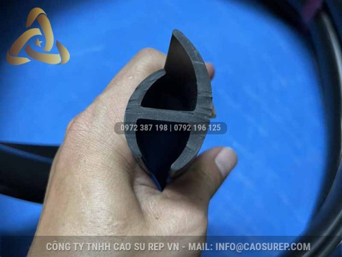 Tại Sao Ron Cao Su, Ron Cửa Xe Tải Là Yếu Tố Quan Trọng Trong Xe Tải, Xe Thùng Đông Lạnh?
