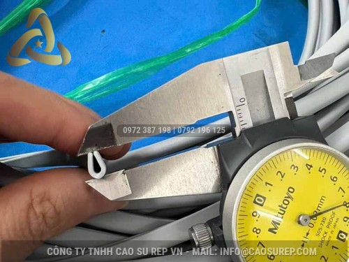 Ron Cao Su Chữ U Chèn Khe Kính 2mm